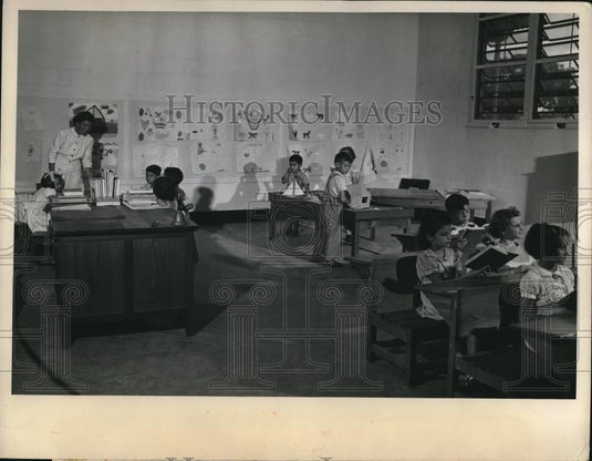 1949 Press Photo Pupils in school in Anaco Camp in Venezuela - Historic Images