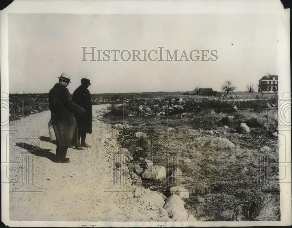 1931 Press Photo State Troopers point where body of Verna Russel was found. - Historic Images