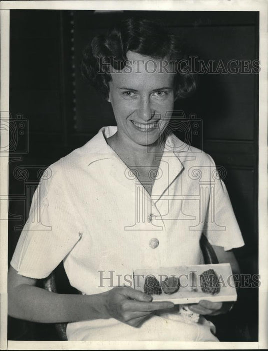 1934 Press Photo Pellets found in "Oldest Ear of Corn" prove it is a baby rattle - Historic Images