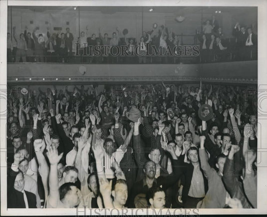 1941 Press Photo Members At CIO Union Hall During Aluminum Strike Power Fisting - Historic Images