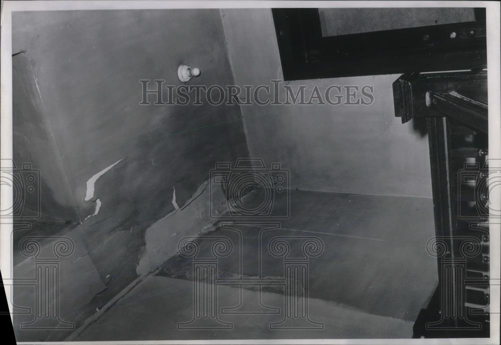 Press Photo Apartment with Cracked Walls with Rear Stair Well - Historic Images