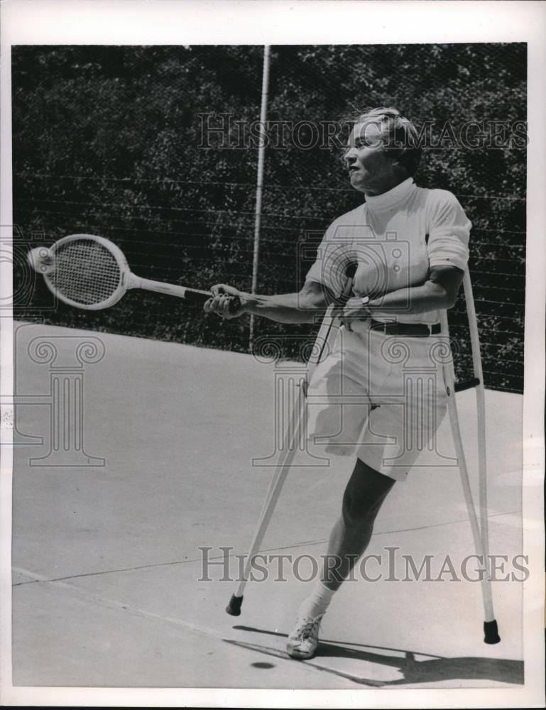 1955 Press Photo Louise Baker Wilson handicapped tennis player. Lincoln, NEB - Historic Images