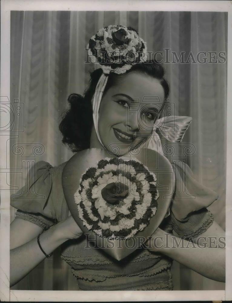 1941 Press Photo Valentine motif of flowers Sweetheart roses and snapdragons - Historic Images