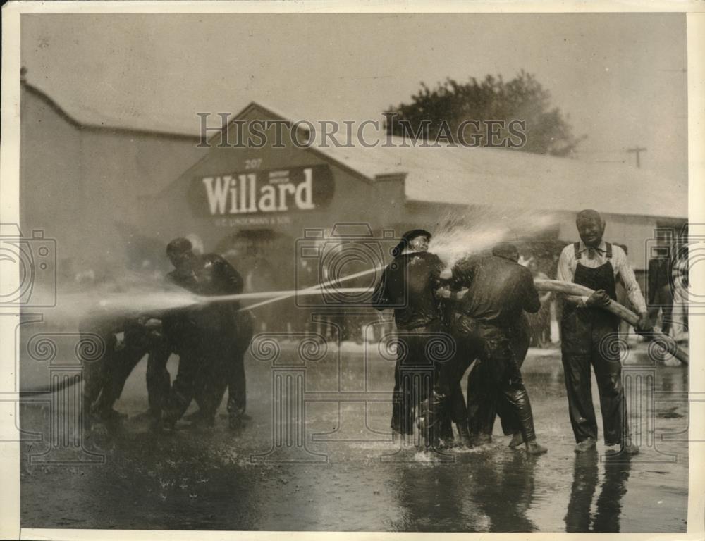 1923 Press Photo Santa Cruz firefighters water fight during training - Historic Images