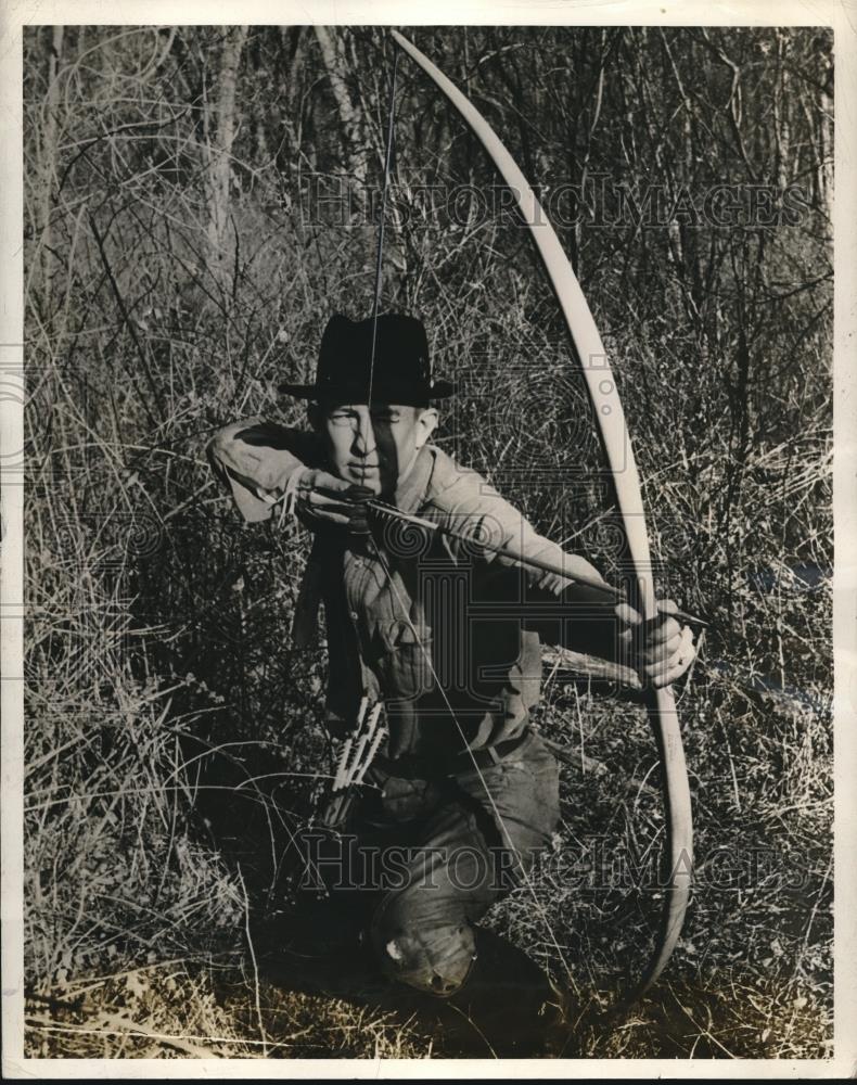 1945 Press Photo Ed McNish hunting boars with steel tipped arrows in Tenn - Historic Images