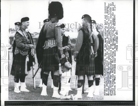 1959 Press Photo Contestants the "Higlanders" surprised by a kilt-peeping boy - Historic Images