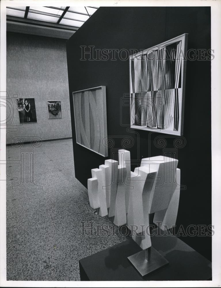 1966 Press Photo An art display at a Cleveland, Ohio gallery - Historic Images