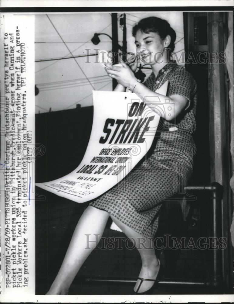 1959 Press Photo Corinne Deutschbauer Picketing for Pickle Workers Union - Historic Images