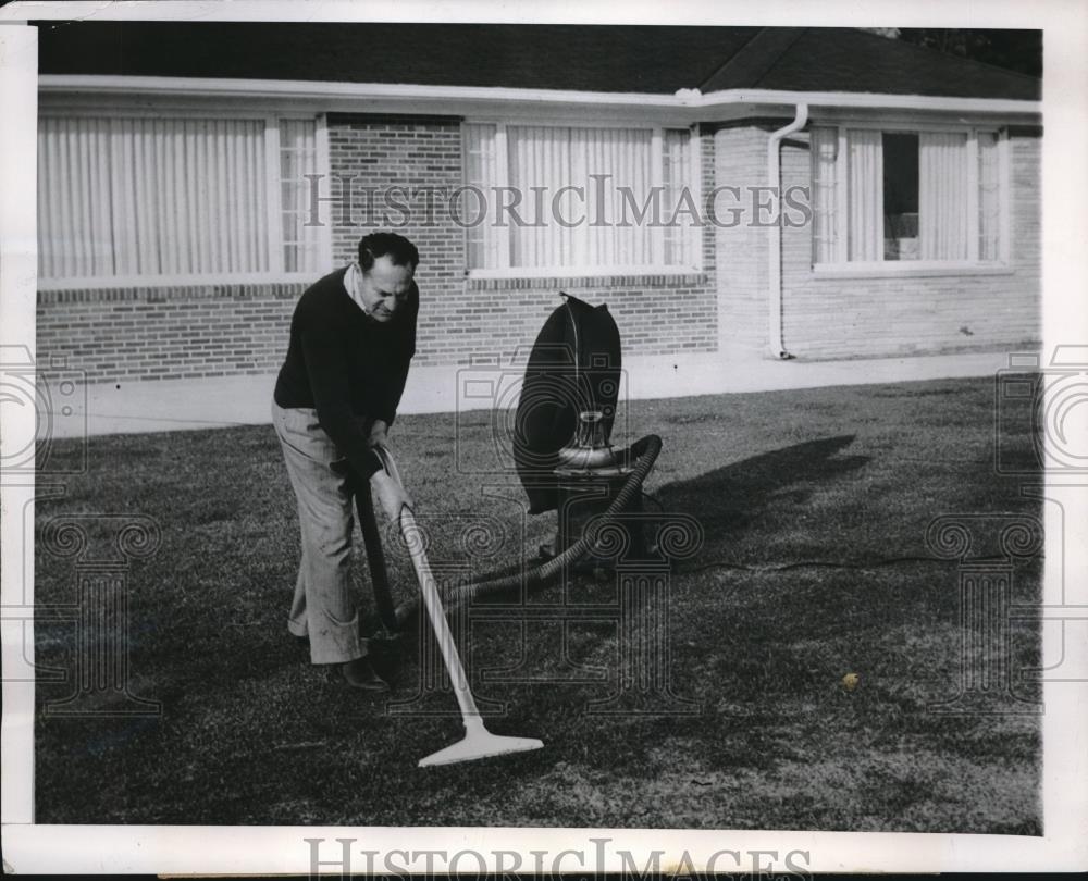 1949 Press Photo Nate Darkman Vaccums up Sand on Lawn Deposited from Windstorm. - Historic Images