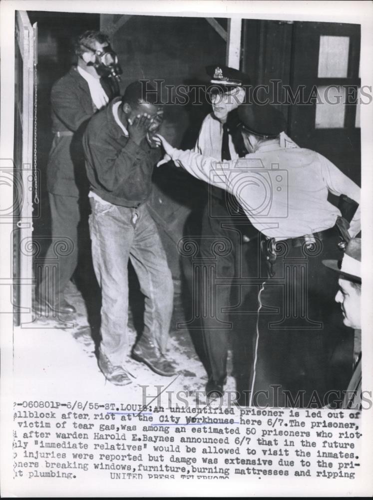 1955 Press Photo A prisoner is led out after riot at City Workhouse in St.Louis - Historic Images