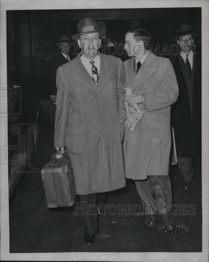 1945 Press Photo Malcolm McLeod with Detroit Police Detective. Michigan - Historic Images