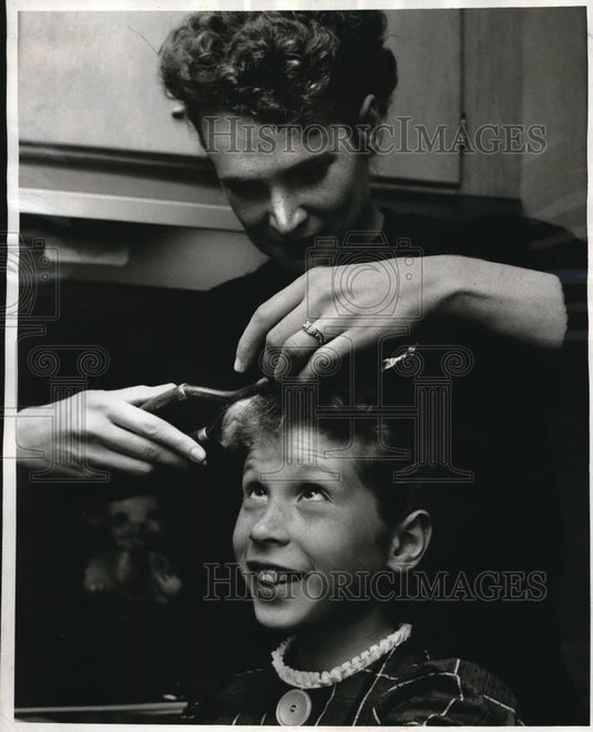 1959 Press Photo Sharal Paukert having hair cut 7 curled by Norma Paukert - Historic Images