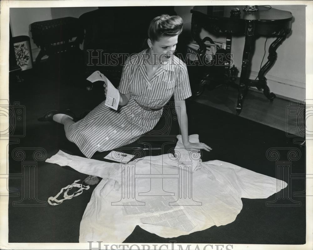 1943 Press Photo Lady Sewing a Blouse - Historic Images