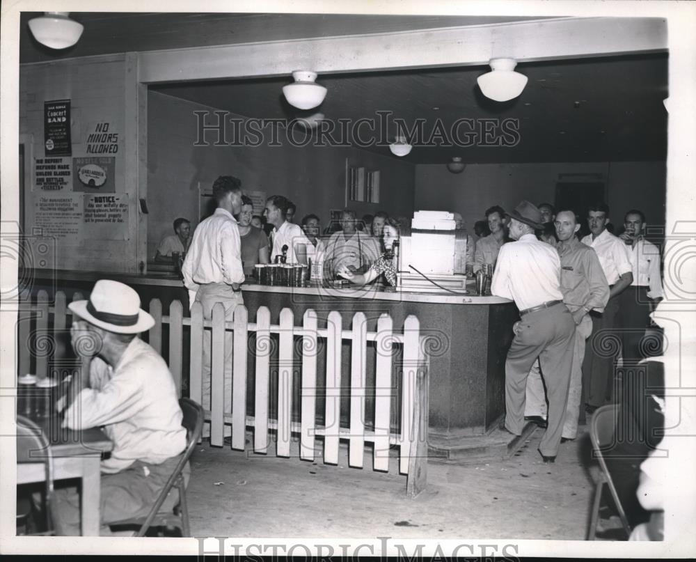 1945 Press Photo Crowd Relaxes At Tavern In Oak Ridge - Historic Images