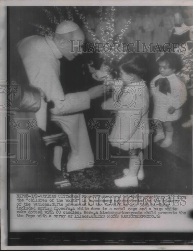 1956 Press Photo Vatican City, Rome Pope Pius XII greets small children - Historic Images