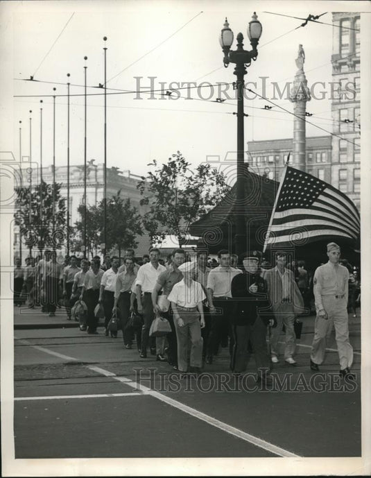1945 Press Photo Cleveland, Ohio Men for the Army draft - Historic Images