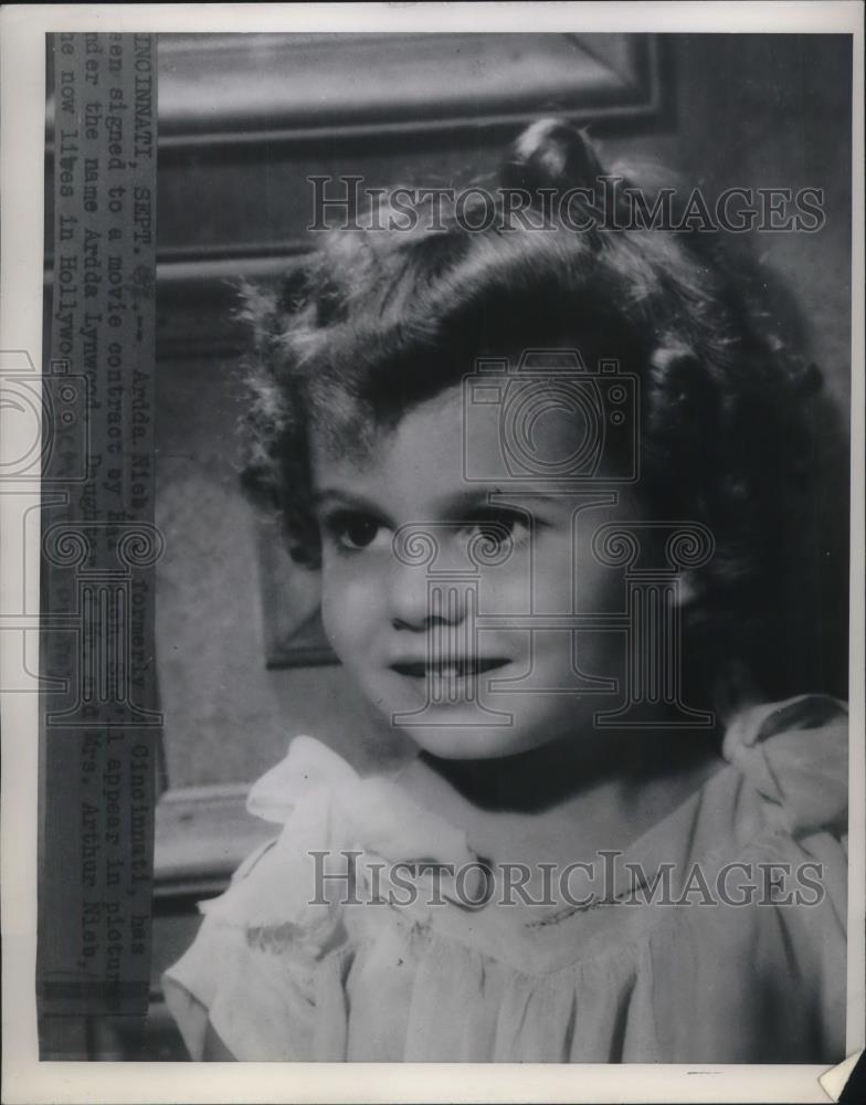 1946 Press Photo Ardda Nich signed to a movie contract. Cincinnati Ohio - Historic Images