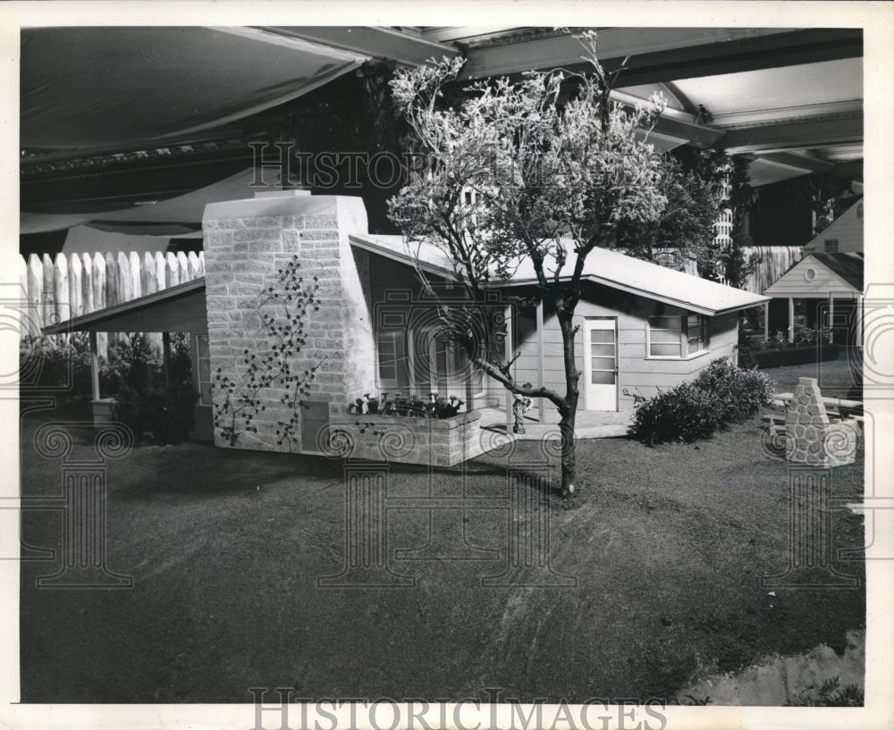 1945 Press Photo Summer home designed for outdoor living - nec34411 - Historic Images