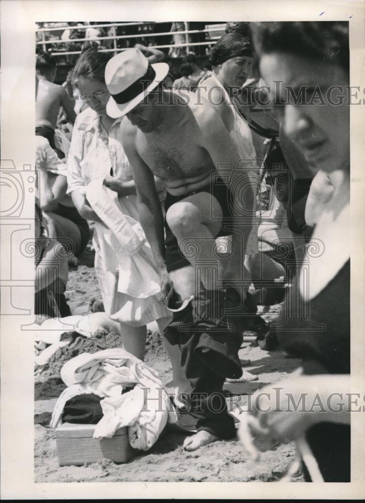 1940 Press Photo to save 25 cent lockers, people wear swim suits under clothes - Historic Images
