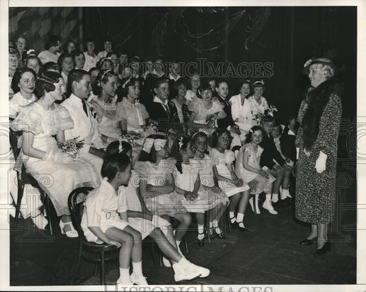 1935 Press Photo NYC Pro Children;s School & Mrs F Robinson at M Beck Theater - Historic Images