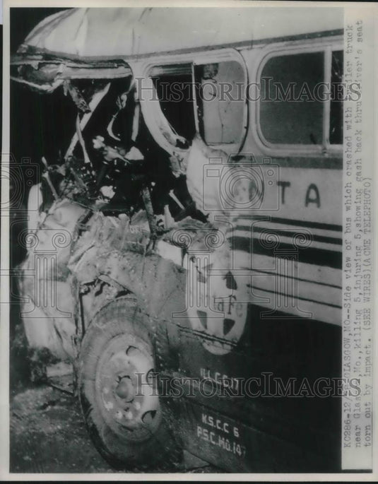 1946 Press Photo Glasgow,Mo. smashed up bus that hit a trailer truck - nec37752 - Historic Images
