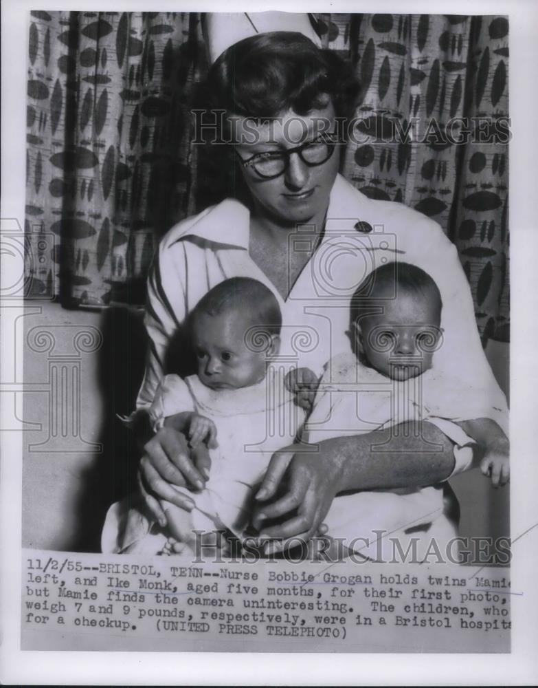 1955 Press Photo Nurse Bobbie Grogan holds twins - Historic Images