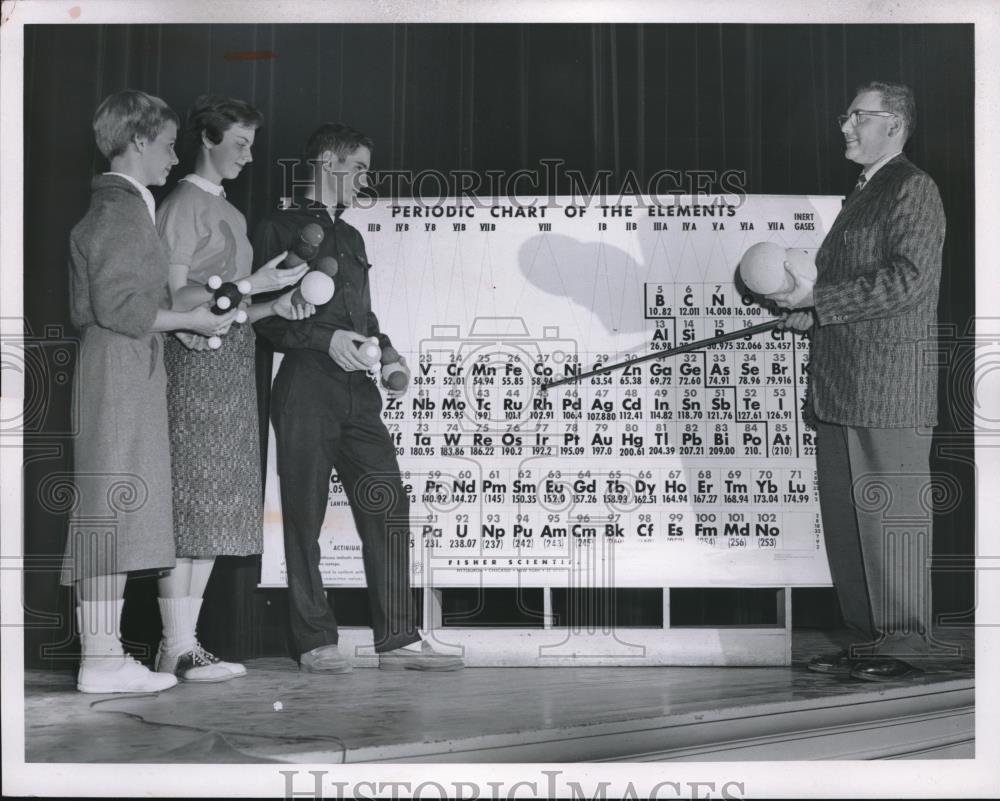 1959 Press Photo Barbara Dolva, 17, Barbara Brooks 16, Dave Richardo, 16. - Historic Images