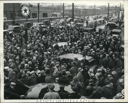 1937 Press Photo Thousands Of Employees Strike At Caterpillar Tractor Plant - Historic Images