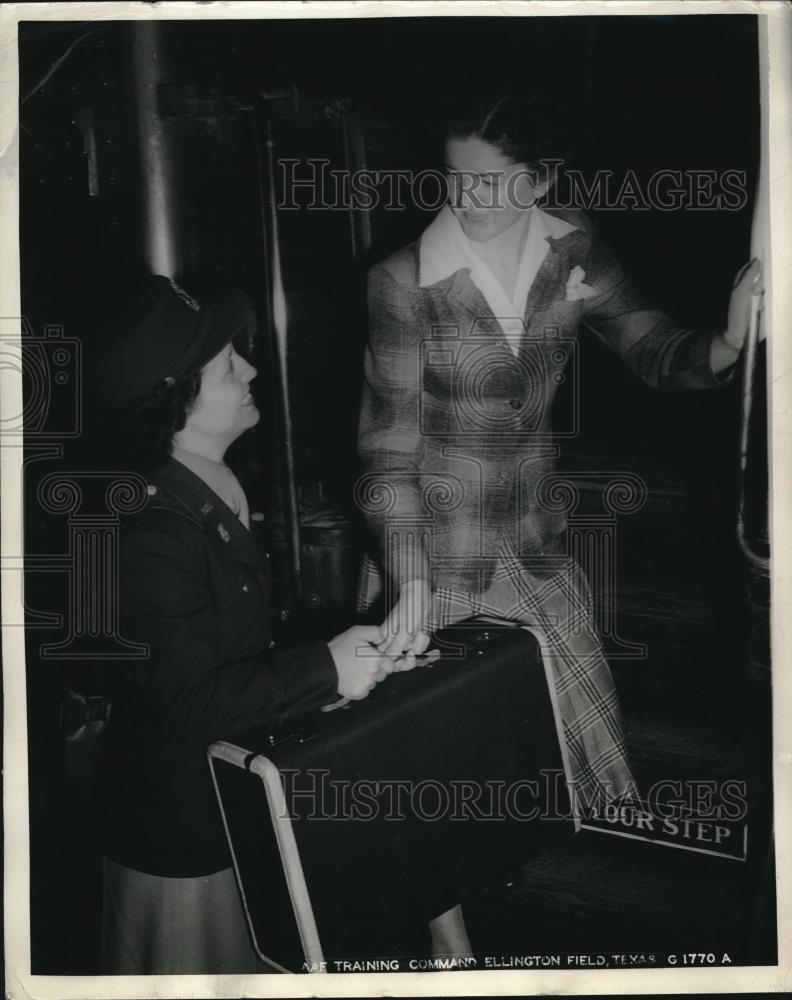 1944 Press Photo Kathleen Norris joins Army, Lt Norma Boudreax of Ellington - Historic Images