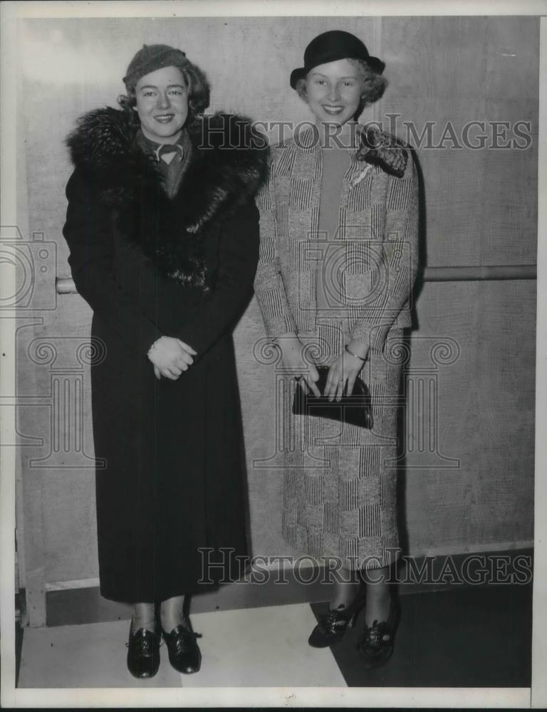 1935 Press Photo Ms. Gibbon and Frances Martin headed to school abroad - Historic Images