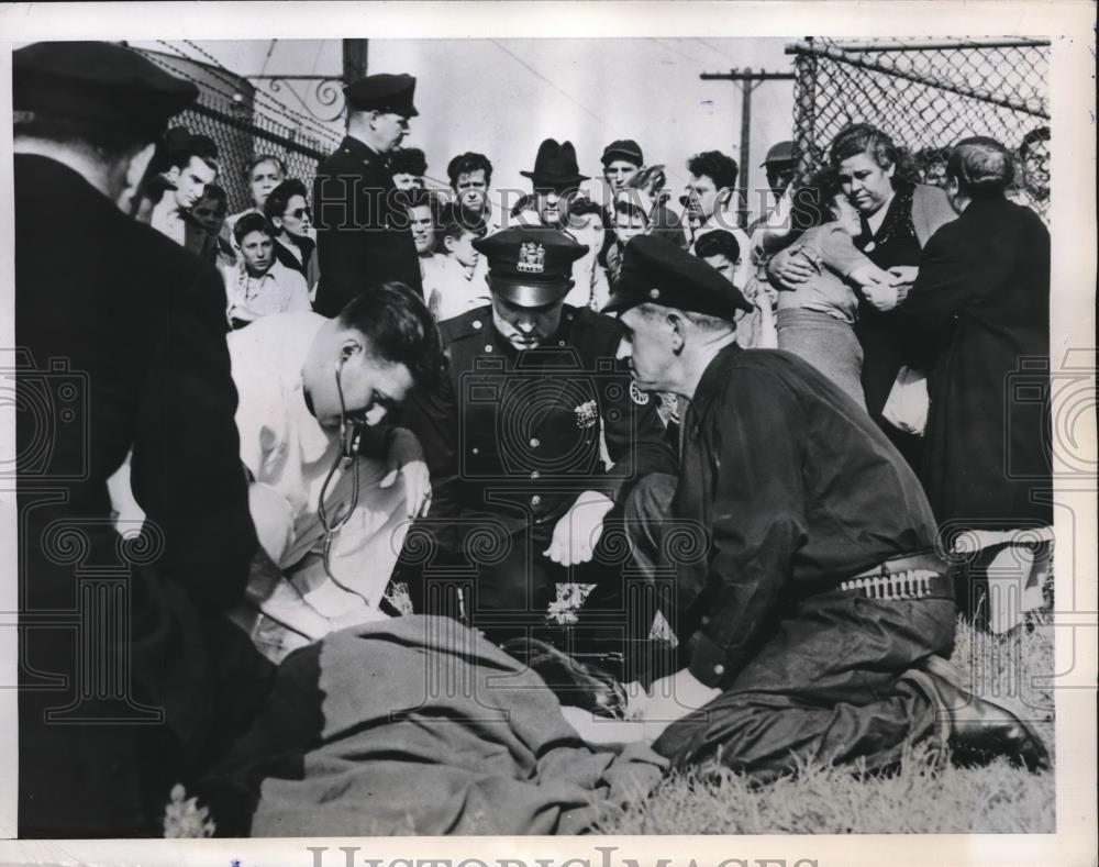 1947 Press Photo Mrs. Angela Lombardi Sobs In The Arms Of A Sympathetic Neighbor - Historic Images