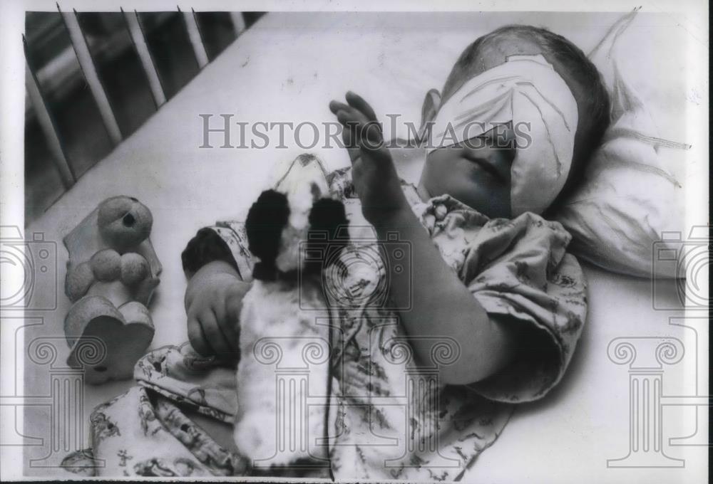 1955 Press Photo Dallas, Tex. baby Harvey Graves in hospital from arrow shot - Historic Images