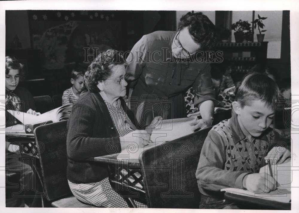 1952 Press Photo Mrs Mary Suchy of Czechoslovakia attends ACME elem school - Historic Images