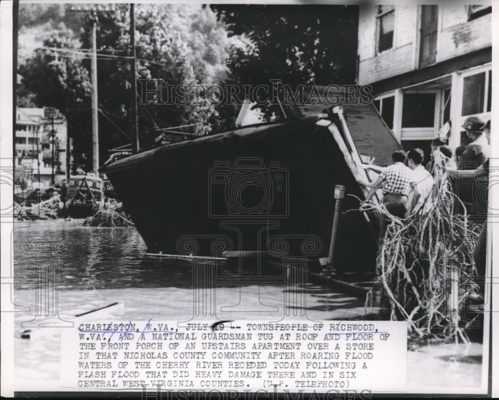 1954 Press Photo Residents Of Richwood WV Inspect Flood Damage - Historic Images