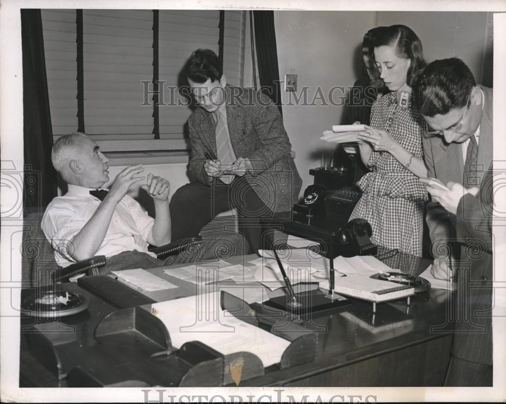 1944 Press Photo Elmer Davis Director of the OWI Talking to Reporters - Historic Images