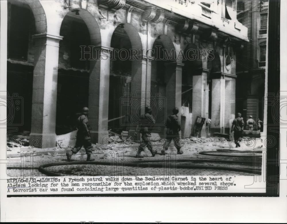 1956 Press Photo French patrol looks for men responsible for explosion. Algeirs - Historic Images