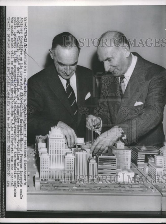 1954 Press Photo Gen. Lucius D.Clay with Authur O. Dietz with scale model. - Historic Images