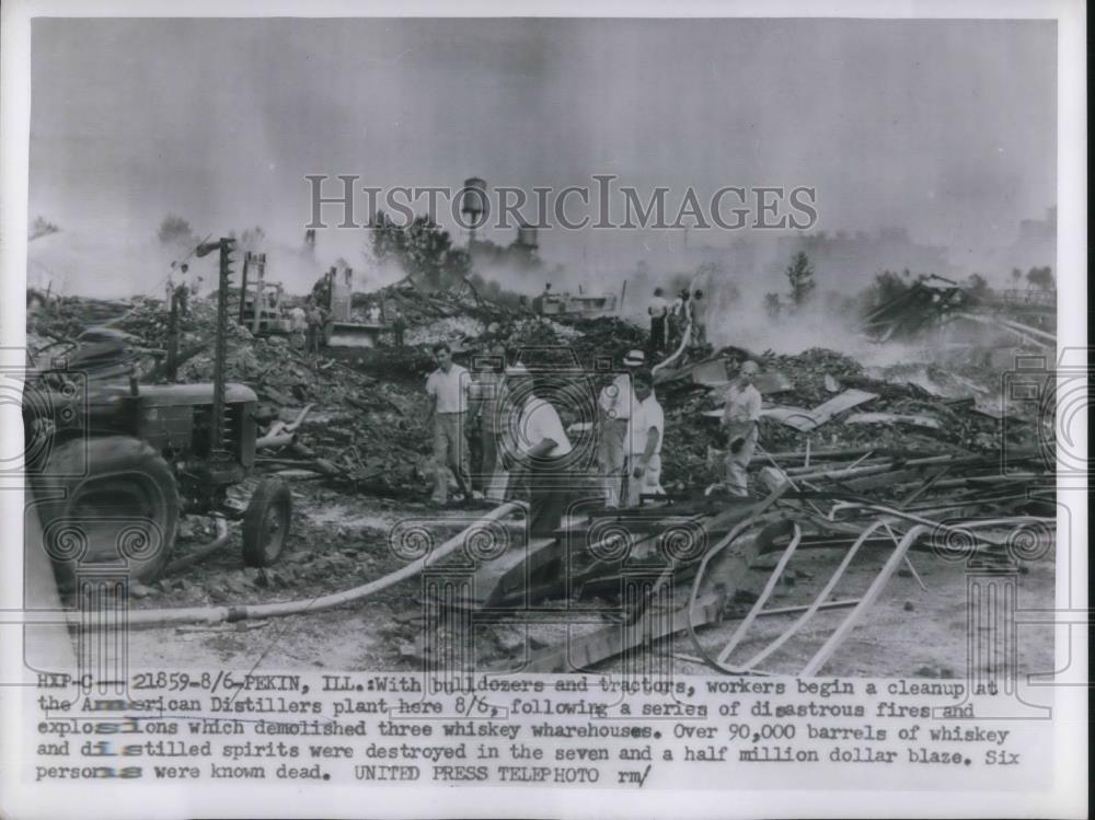 1954 Press Photo Pekin, Ill workers begin cleanup at Amer Distillers plant - Historic Images