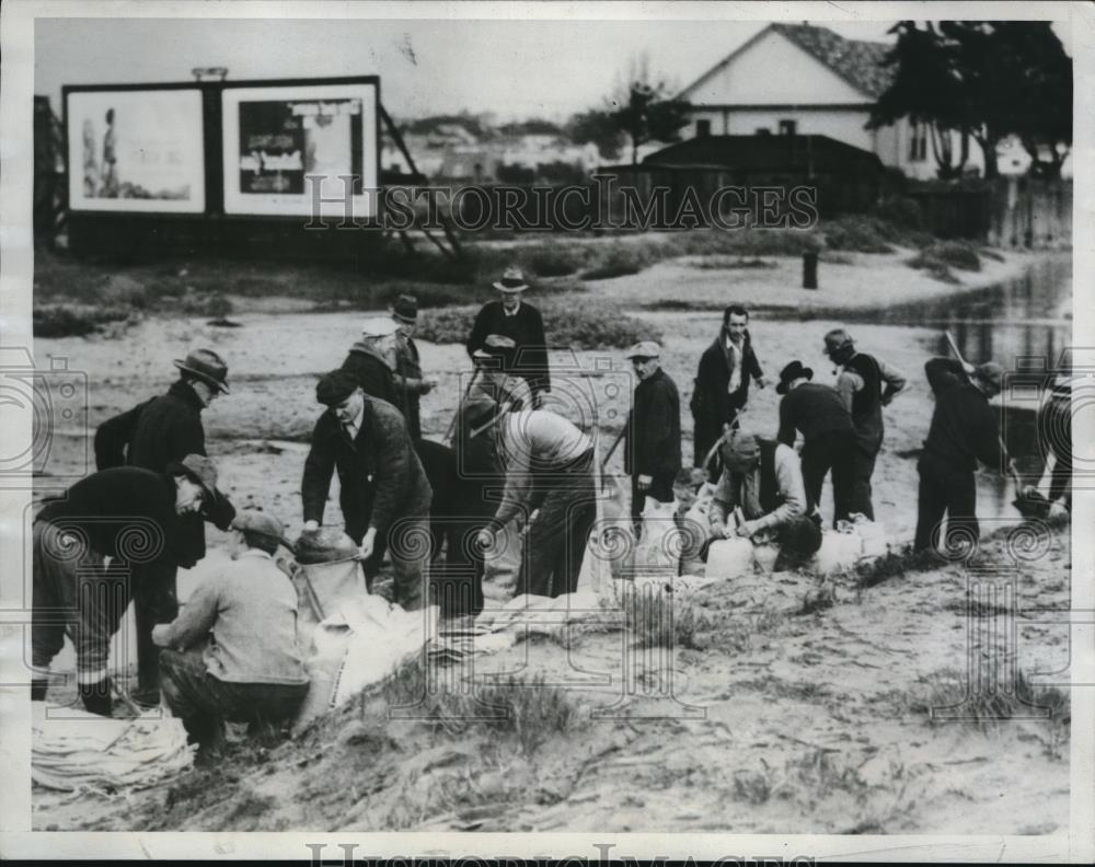 1935 Press Photo Alameda California Residents Build Levee Against Rising Flood - Historic Images