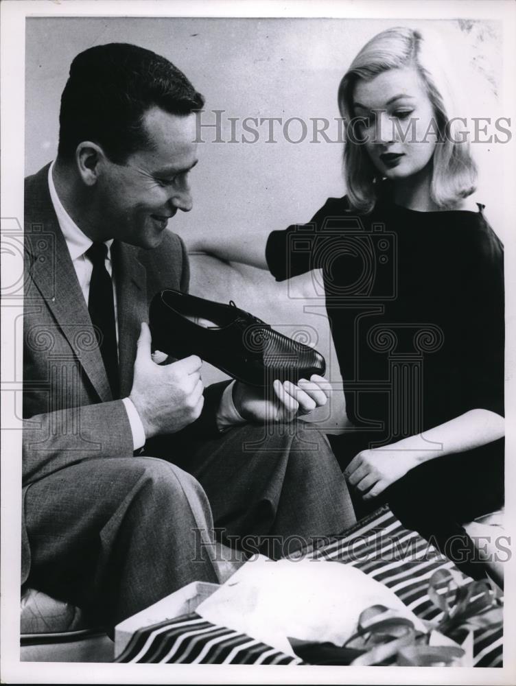 1958 Press Photo A man showing men&#39;s shoes to a woman - Historic Images