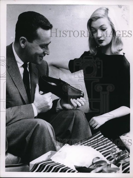 1958 Press Photo A man showing men's shoes to a woman - Historic Images