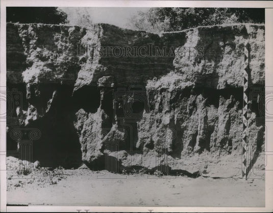 1936 Press Photo Land Level to measure Soil Erosion at a river bottom. - Historic Images