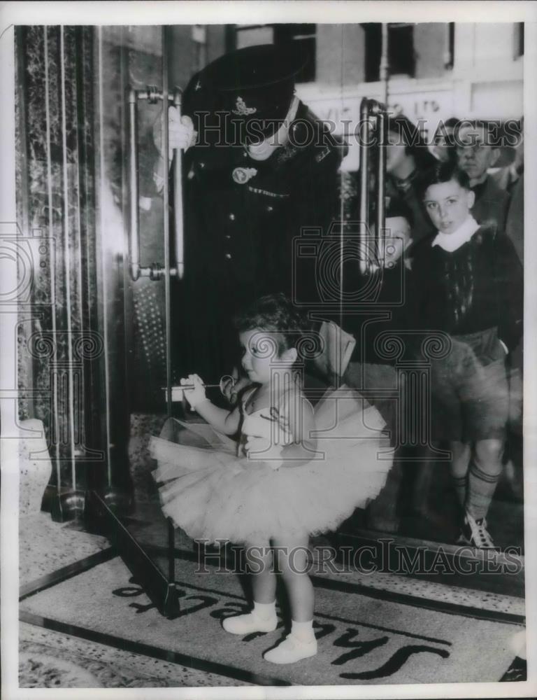 1957 Press Photo Lorraine Shubette open a shop with a golden key in London - Historic Images