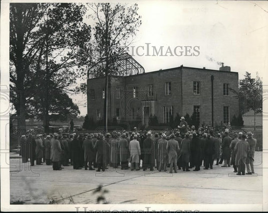 1932 Press Photo Crowd At World's First Frameless Steel House In Salem Ohio - Historic Images