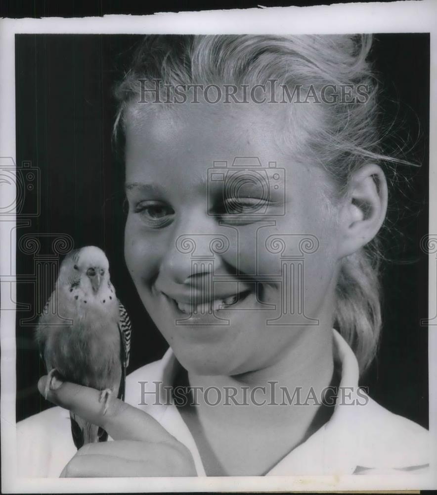 1957 Press Photo Susan Leitner with family pet parakeet that had been missing - Historic Images