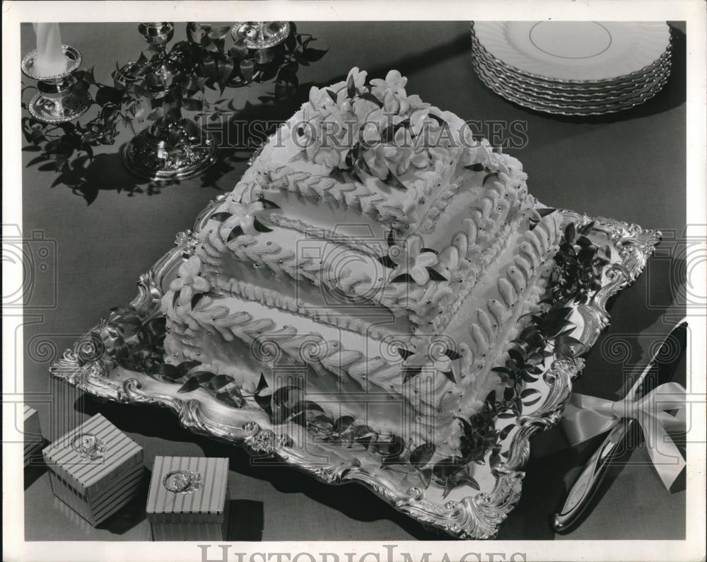 1957 Press Photo Three Tiered Wedding cake - Historic Images