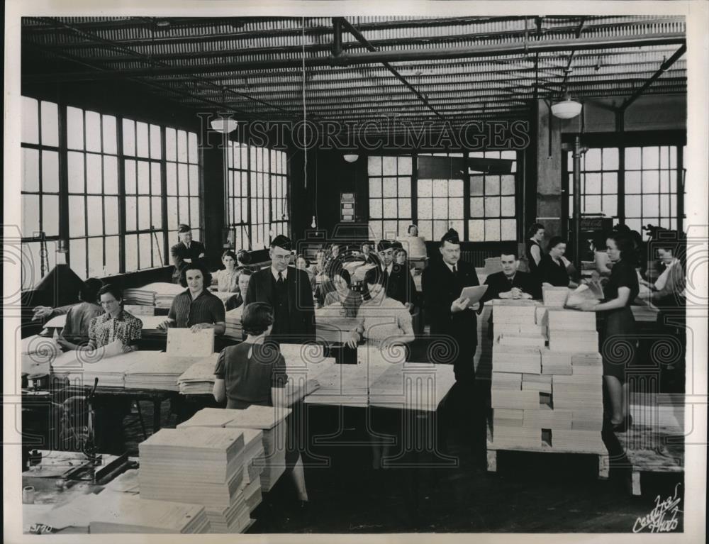 1941 Press Photo American Legioneers Packing Questionnaires for Catalogs - Historic Images