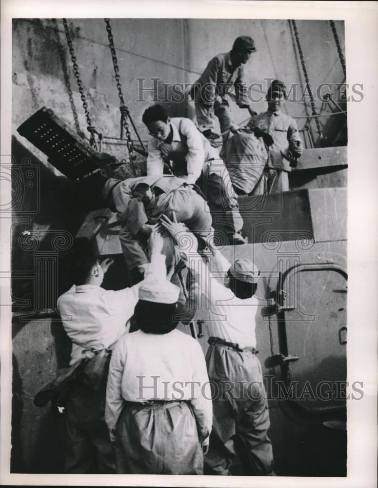 1946 Press Photo Japanese Cholera Victim Removed From Quarantined Ship - Historic Images