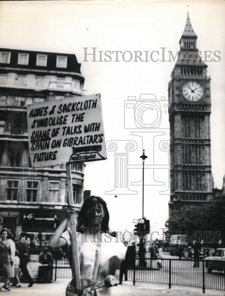 1966 Press Photo Elisa Sheriff carried sign of protest through Parliament square - Historic Images