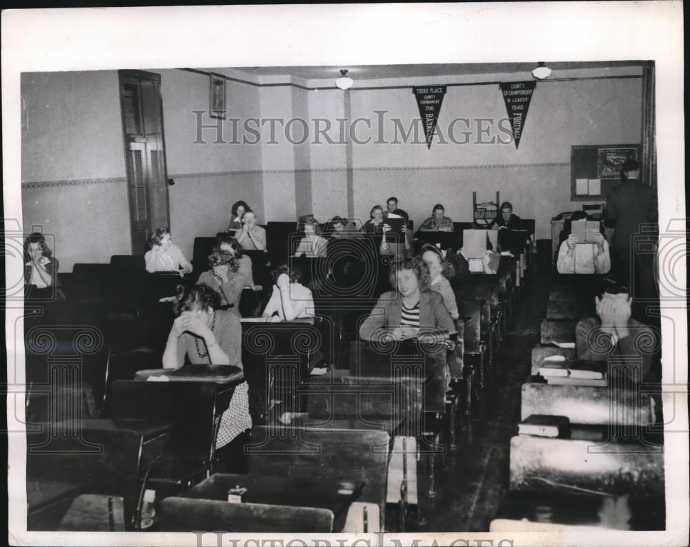 1944 Press Photo Students of East Stanwood High School Walked out on Strike - Historic Images